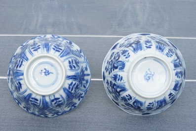 Twaalf Chinese blauwwitte koppen en schotels met floraal decor, Kangxi